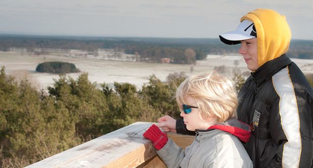 Nahaufnahme zwei Jungen auf dem Aussichtsturm auf dem Paaschberg