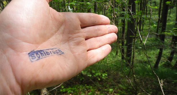 Detailausschnitt einer Hand mit dem Stempelaufdruck Söhlbruch