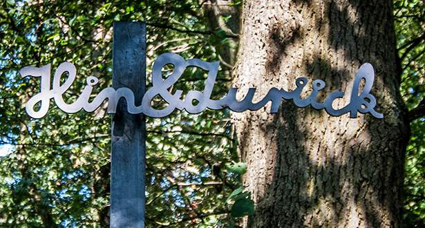 Kunstwerk bestehend aus dem Schriftzug "Hin und Zurück" in einem Wald.